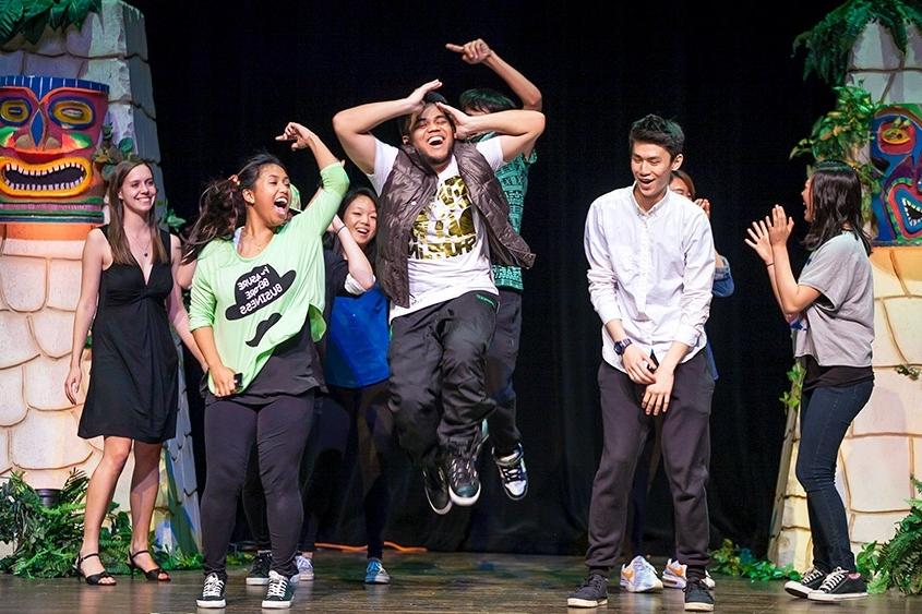 Students dance at Spotlight, 澳门金沙线上赌博官网’s annual talent show.